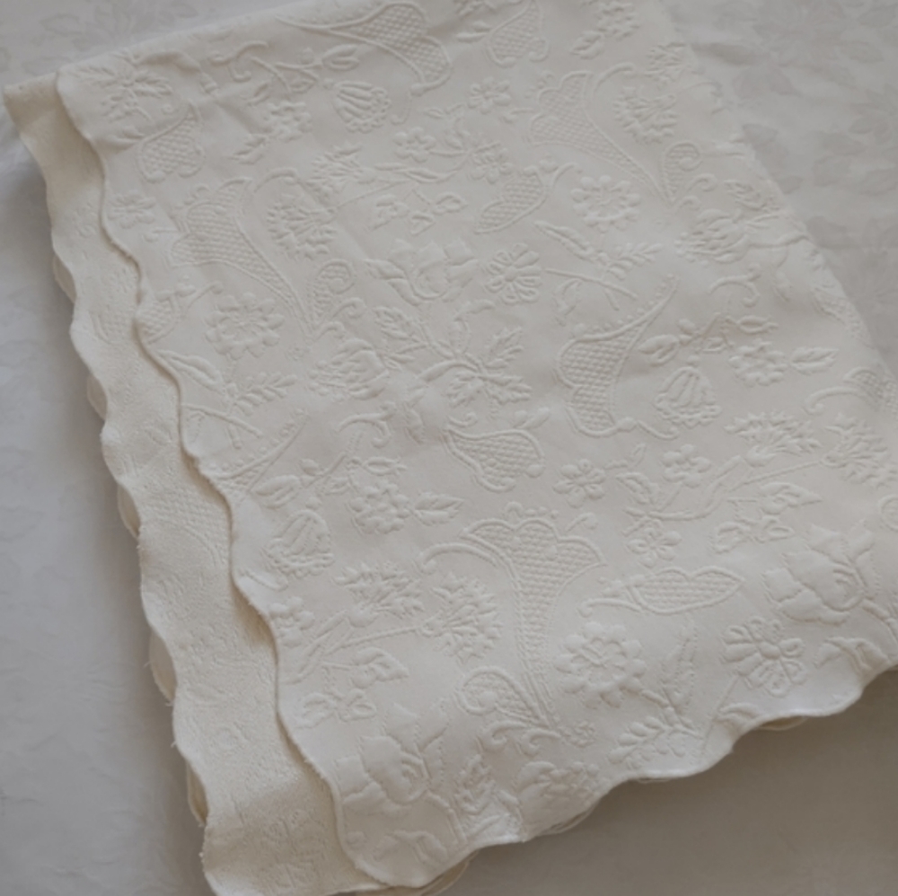 Made in Portugal Woven jacquard Matelasse coverlet bedspread scalloped